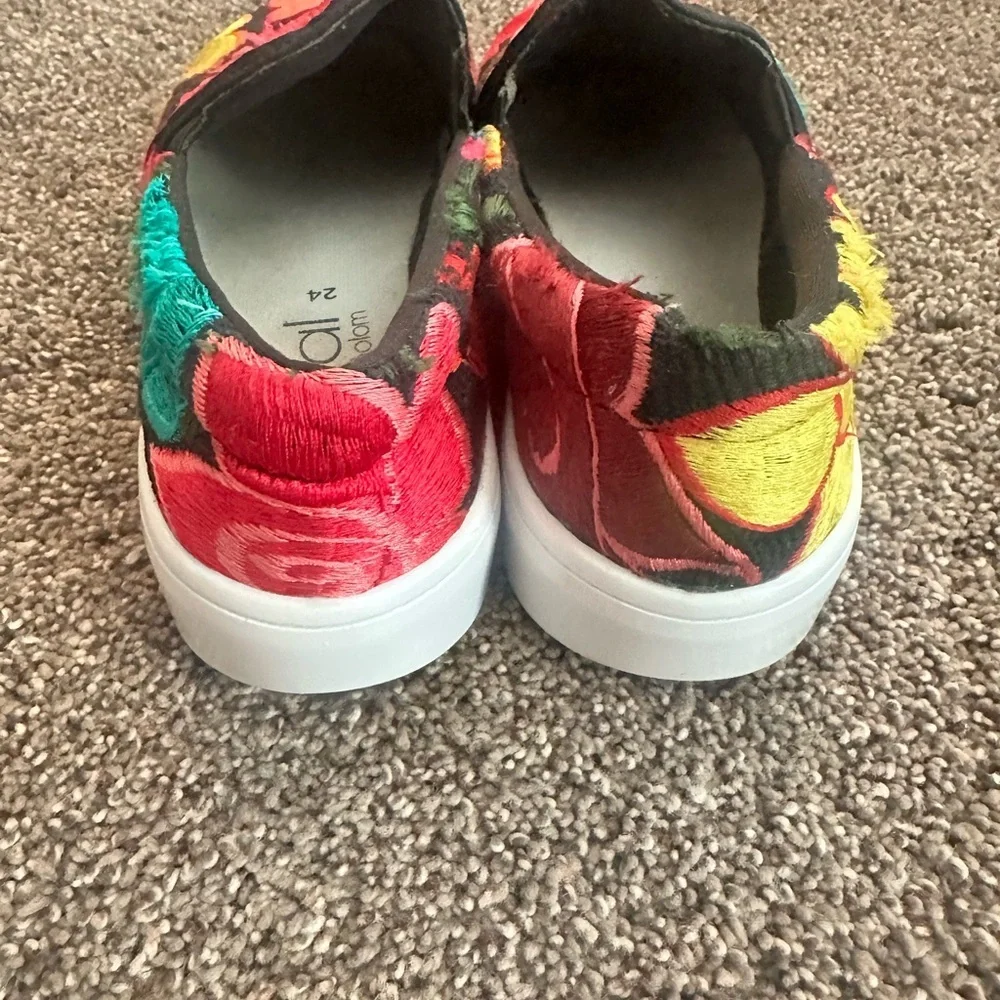 Hikal Bolom Mexican Artisanal Floral Embroidered Slip-On Shoes Size 24 (7/7.5)